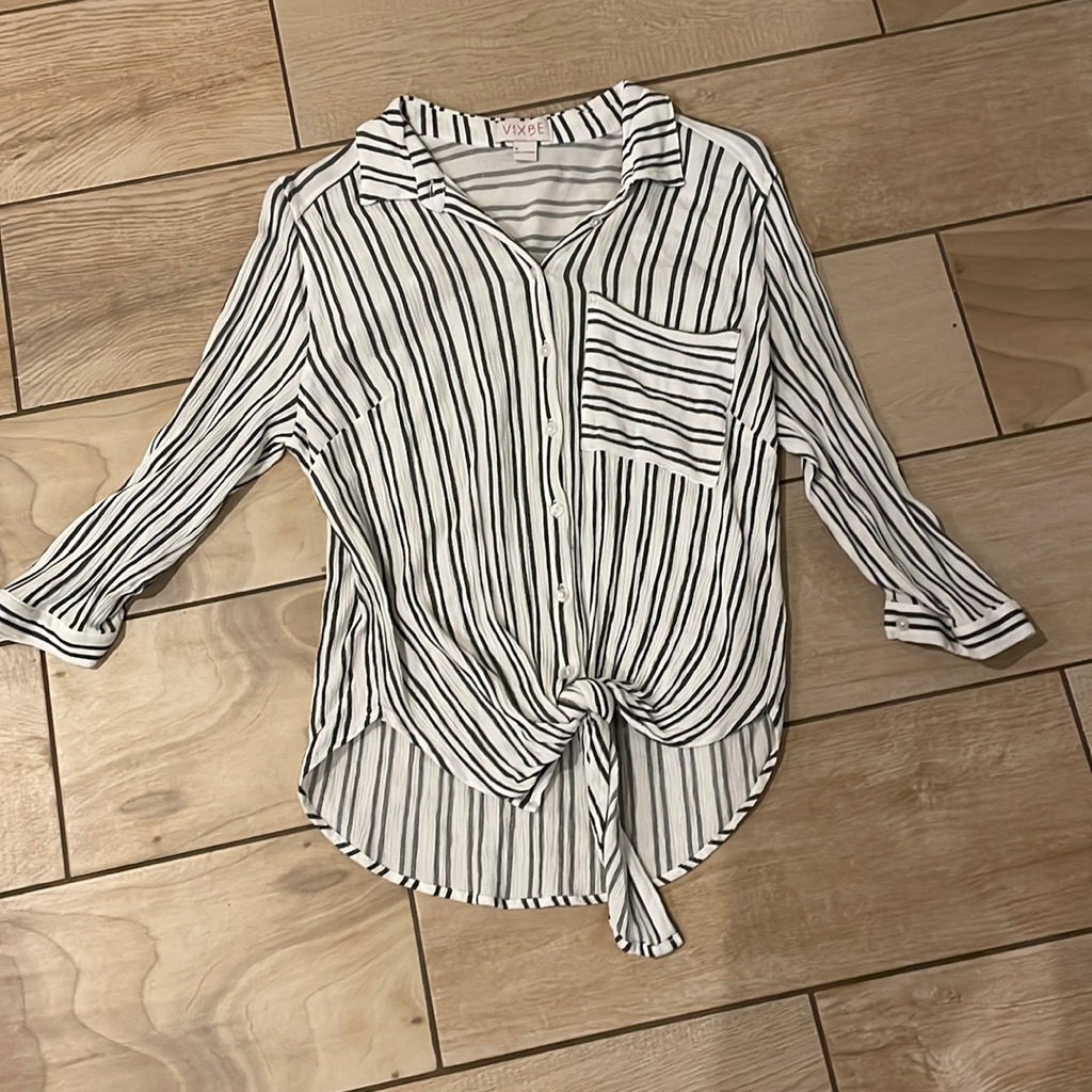 Vixve Button Down Top